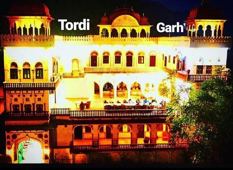 Tordi Garh Hotel Malpura  Bagian luar foto